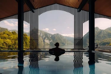 rooftop-bergspa-infinity-pool-mit-traunseeblick-bild-groller-hospitality-julia-nimke-scaled